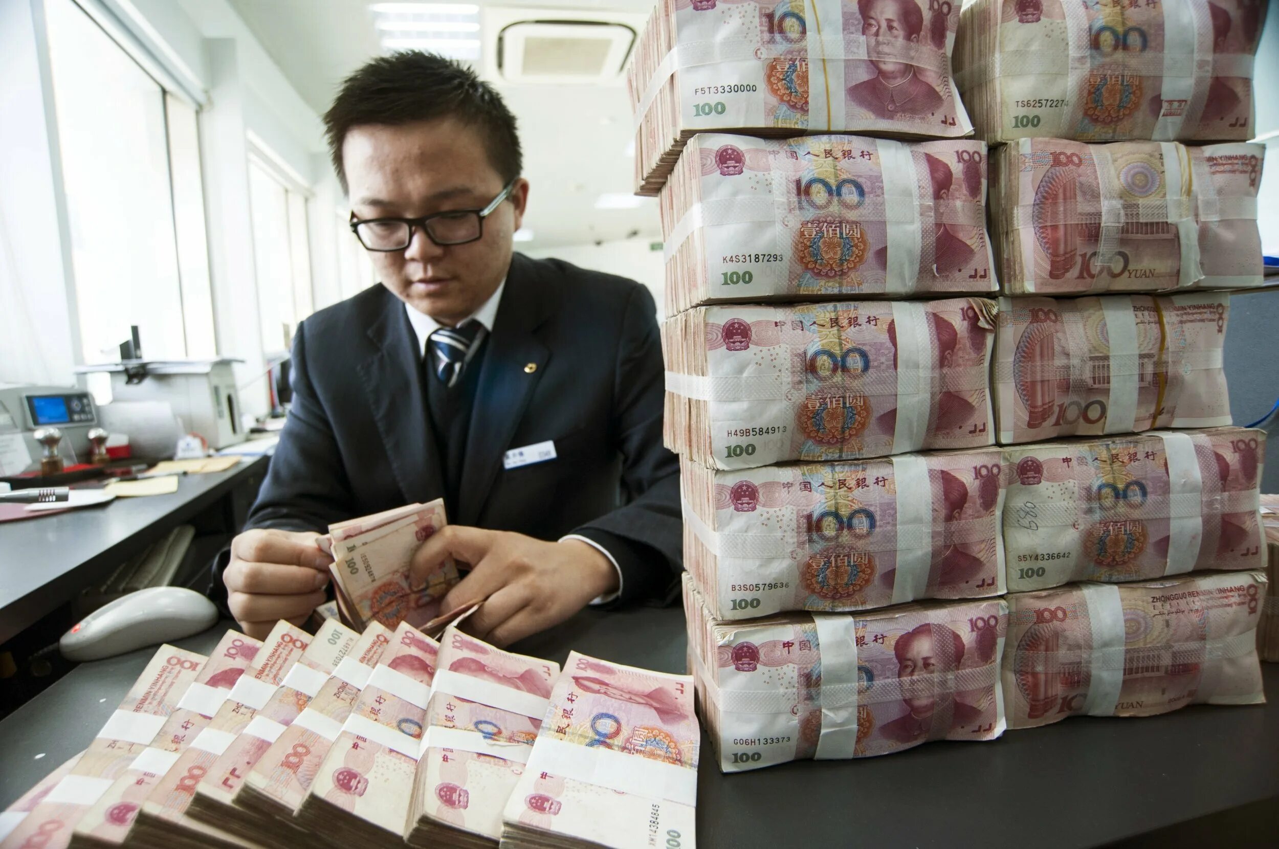 Сколько юаней можно вывозить. Китаец с деньгами. Японец с деньгами. Китайские инвесторы. Деньги Китая.