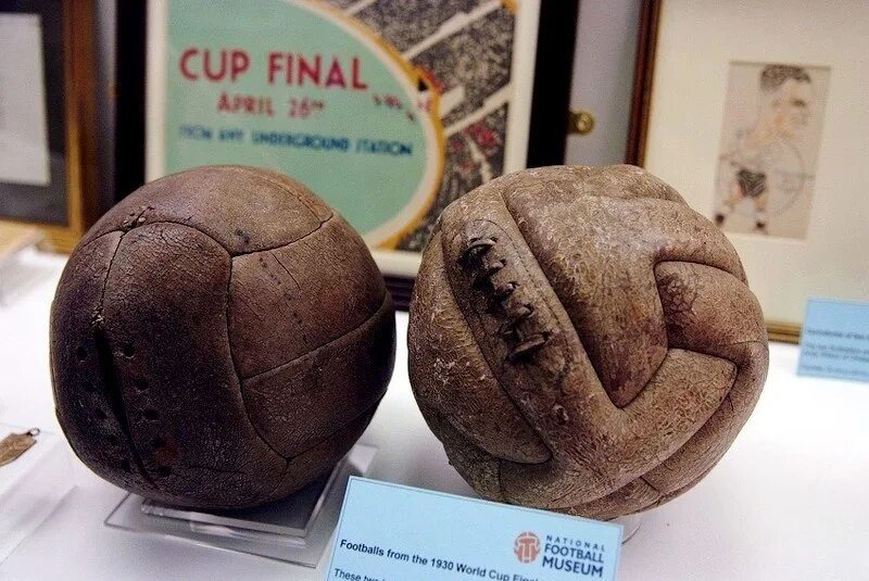 Первый мяч в футболе. Мяч в древней Греции фоллис. Самый первый мяч. Первый футбольный мяч. Самый первый футбольный мяч.