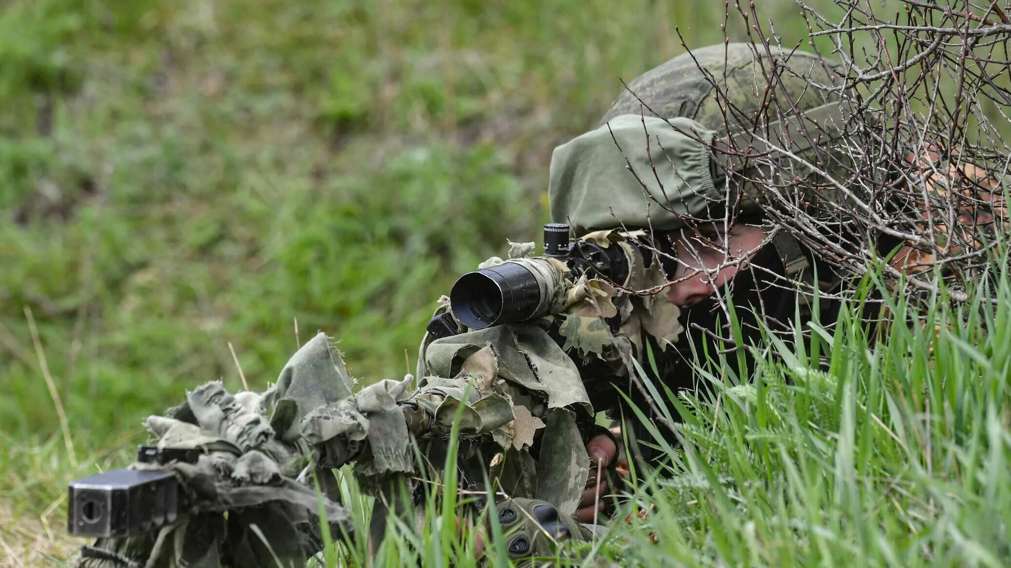 Снайпер вс рф. Снайпер на полигоне. Русский снайпер. Военный полигон. Снайпер ЦВО.