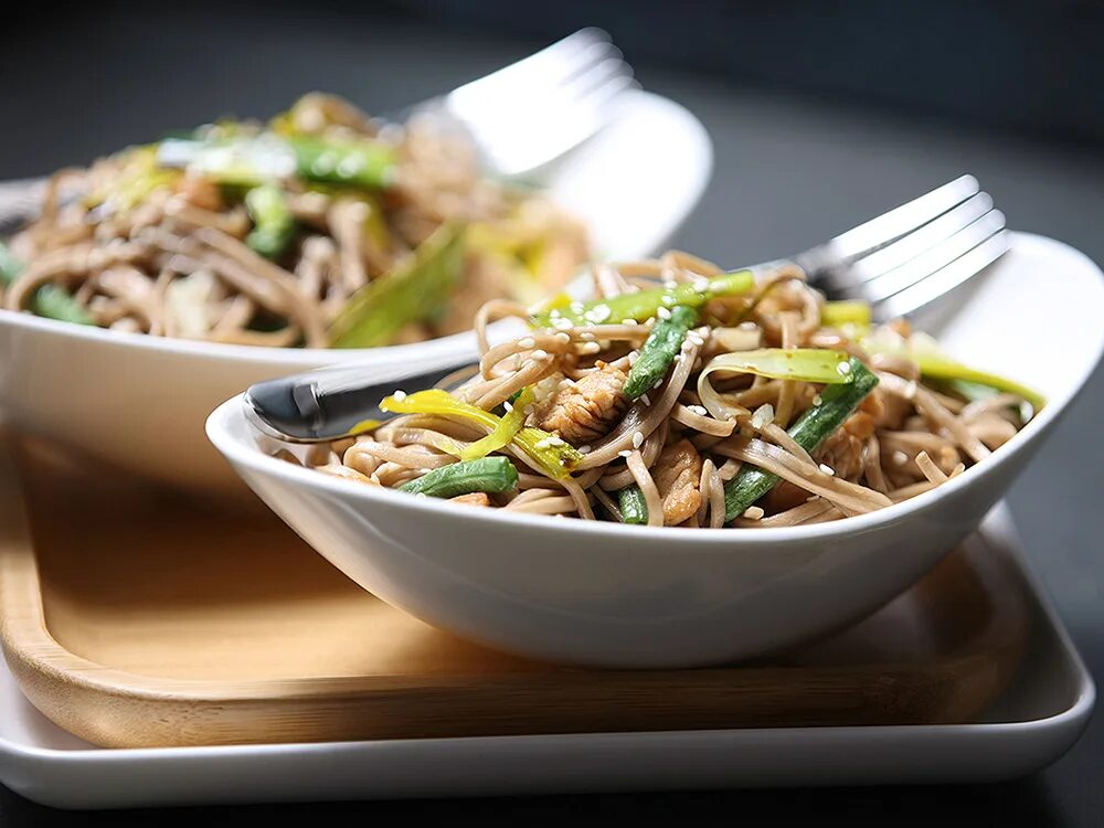 лапша якисоба япония. лапша удон гречневая. вок с гречневой лапшой и индейкой. салат из гречневой лапши с овощами. гречневая лапша с индейкой и овощами.