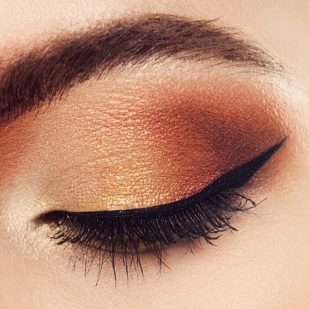 макияж тенями. макияж с блестящей подводкой для глаз. серебряные стрелки макияж. стрелка тенями для глаз. красивые накрашенные глаза.