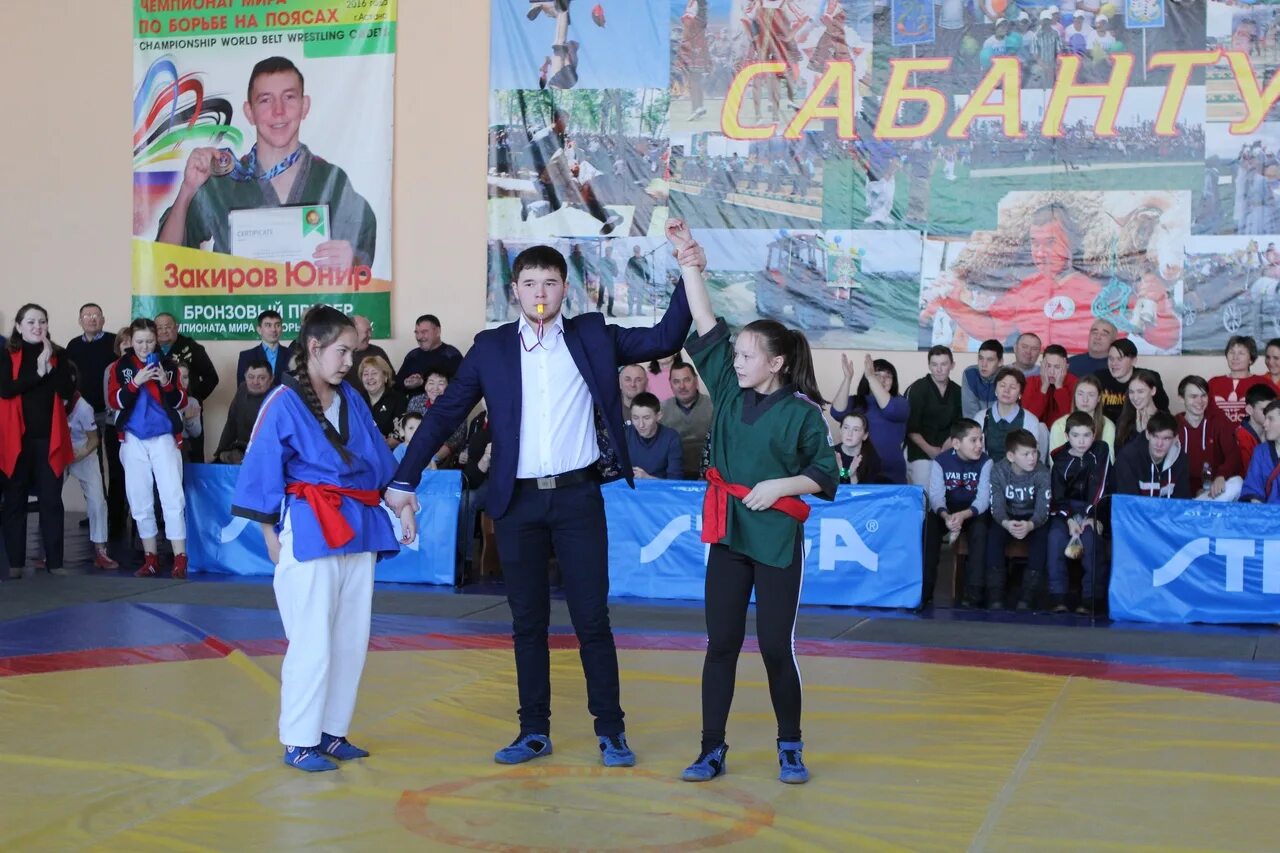Борьба на поясах башкортостан в уфе. Борьба на поясах форма одежды. Татарский сабантуй куреш. Борьба на поясах женщины. Сабантуй борьба куреш.