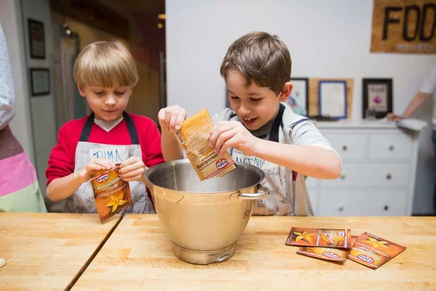 Праздник мороженого в америке. Дети изготавливают мороженое дома. Мороженое. Лето дети мороженое. Опыт с мороженым для детей.