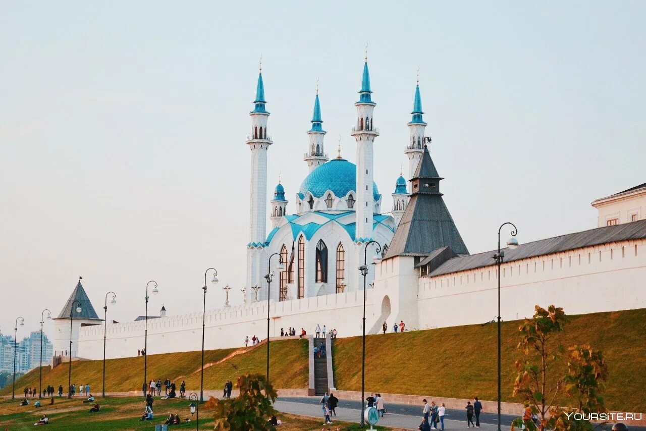 Казань экскурсии на месте. Мечеть кул-шариф в казани коллаж. автобусный тур в казань-свияжск. туристы в казани. казань популярные места для туристов.