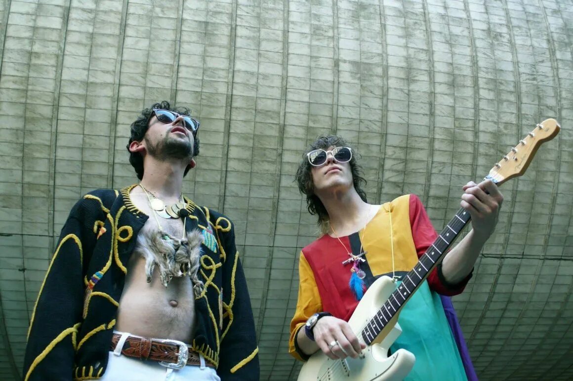 Mgmt dark. Группа mgmt. мгмт группа. эндрю ванвингарден little dark age. бэн голдвассер little dark age.