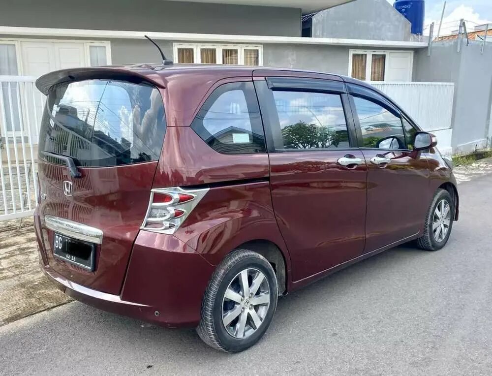 Дверь honda freed. Honda freed гарабиры. Красный Хонда freed. Honda freed II красного цвета. Honda freed Gen 2 бампер.