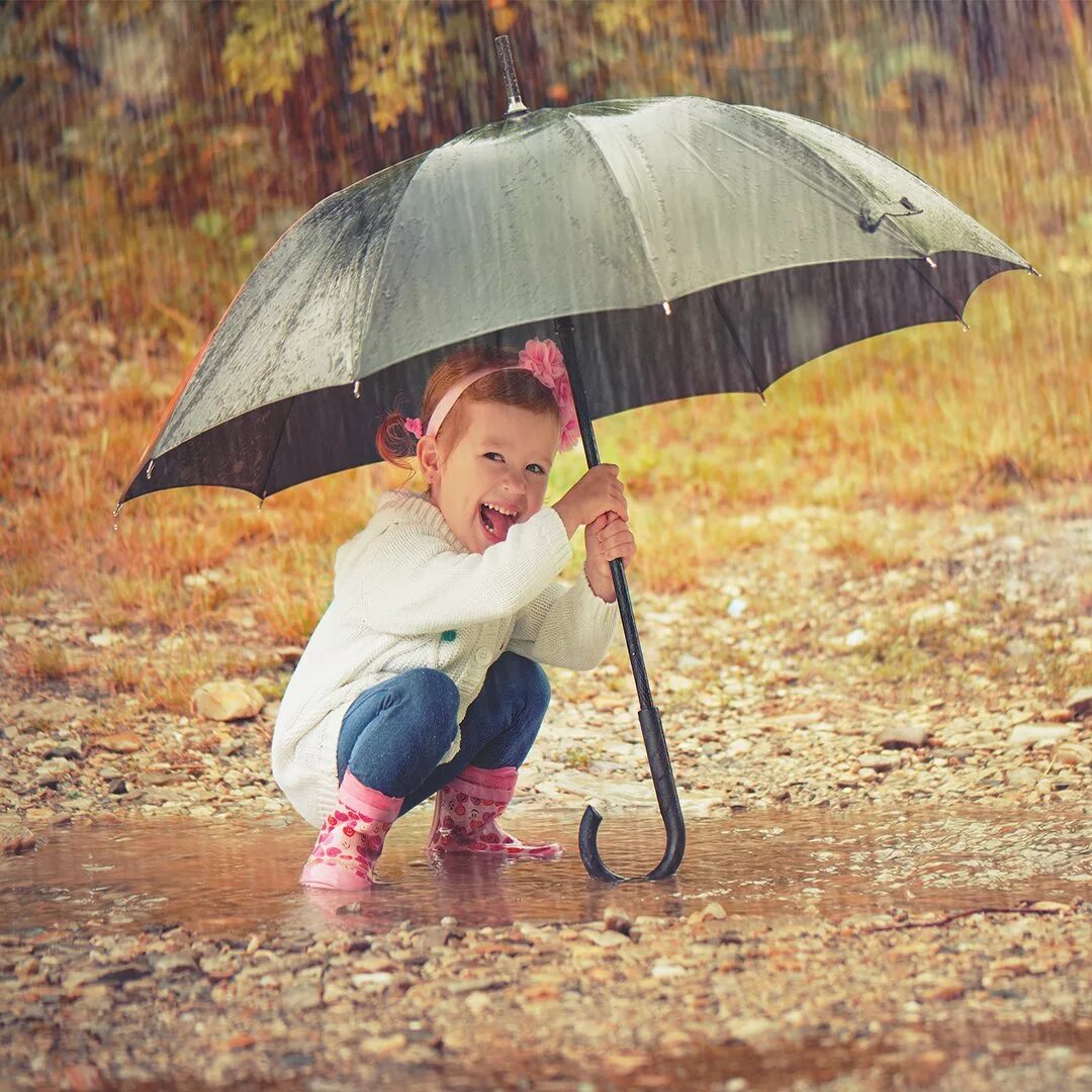 Мальчик с зонтиком. Фотосессия с зонтиком. Человек под зонтом. Дети под зонтом. Дети под зонтиком