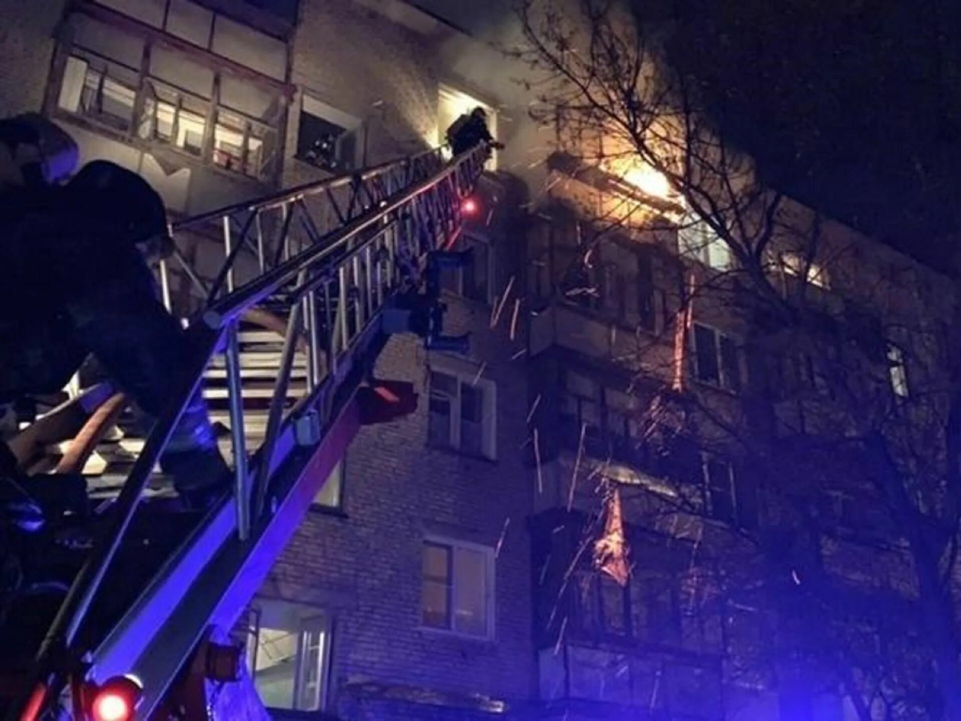 Мужчина 15 этаж. Пожар на балконе. Пожар в многоквартирном доме. Пожар в Ростове вчера. Подъезд ночью.