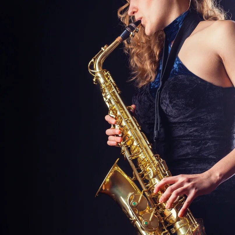 Романтичный саксофон. Саксофонист. Музыка на звонок телефона на саксофоне. Саксофон заставка. Красивая девушка с саксофоном.