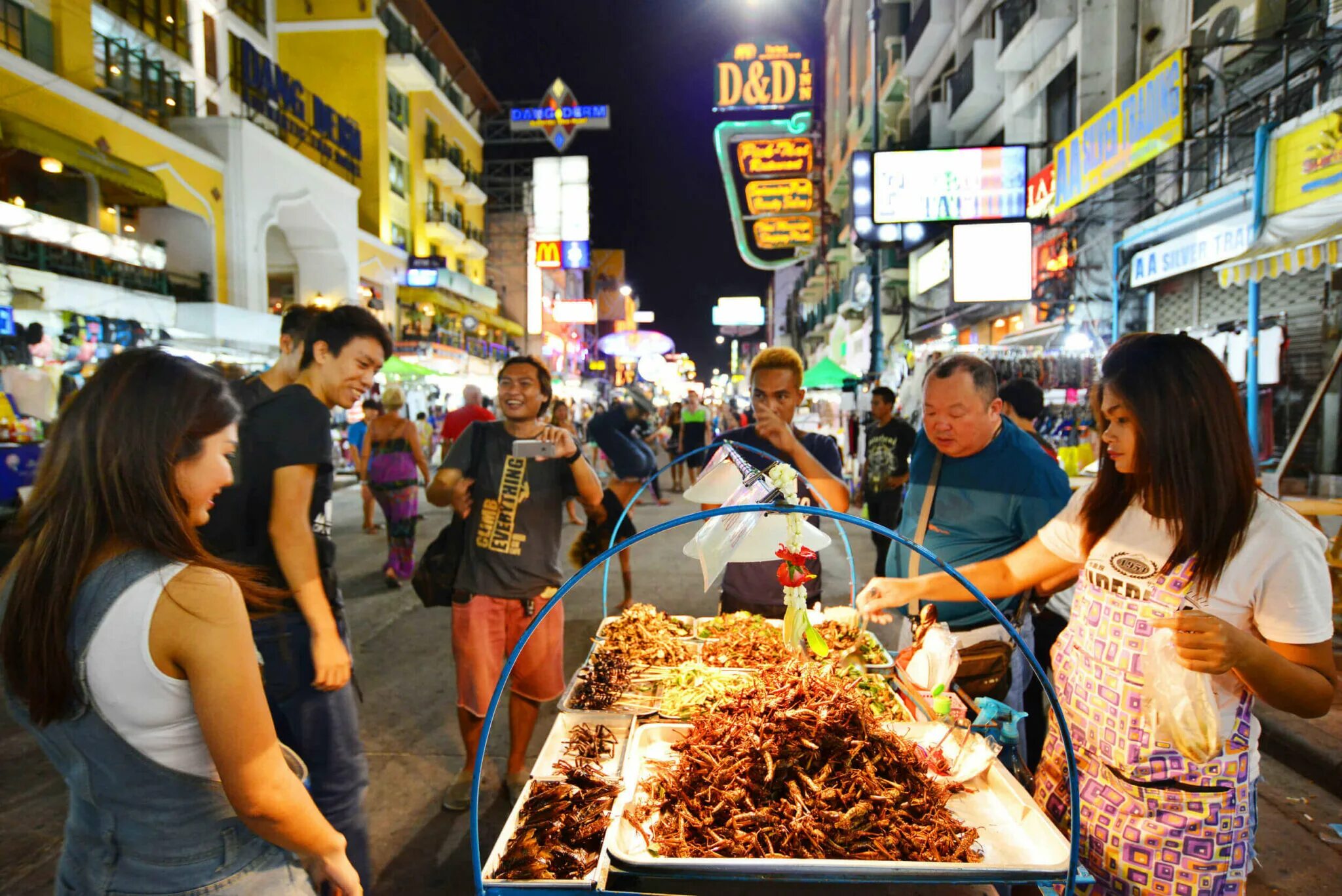 Работа в бангкоке. Бангкок стрит фуд. Стрит фуд Тайланд. Бангкок макашницы. Бангкок уличная еда.