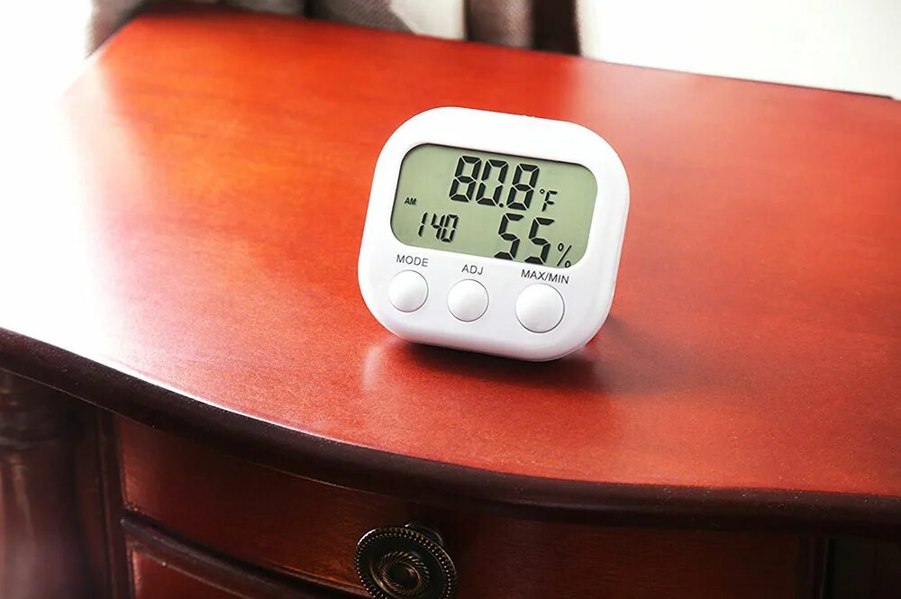 Термометр влажности воздуха в квартире. Indoor Hygrometer Clock. 68% Влажности дома. Humidity in the Room. Влажность и температура в комнате фото.