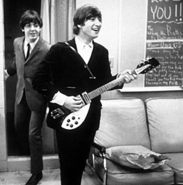 Rickenbacker 325 John Lennon. Джон Леннон 1964. Гитара Джона Леннона Rickenbacker. Пол Маккартни Рикенбекер.