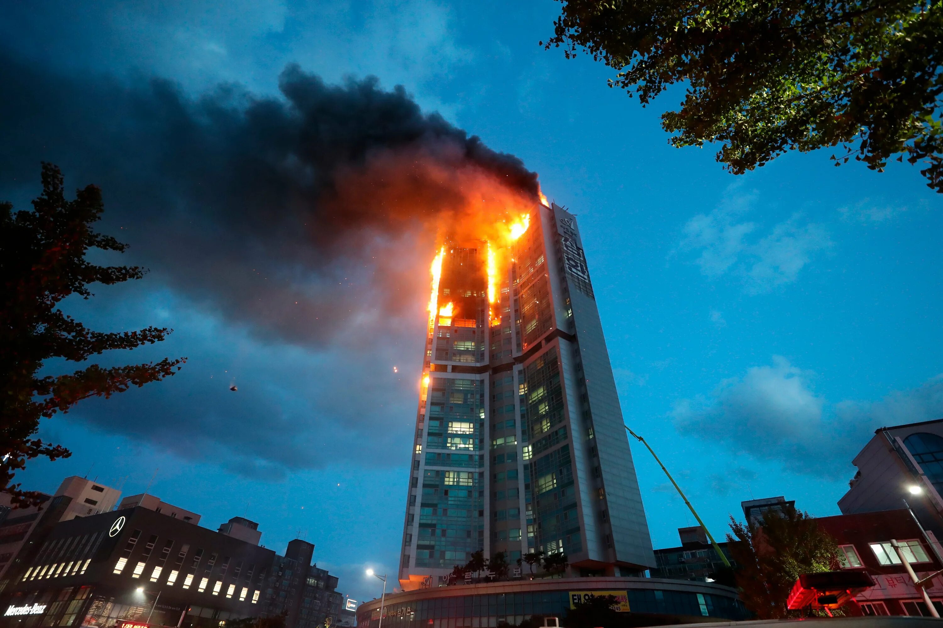 Сгорела многоэтажка. Пожар в небоскребе в Южной Корее. Южная Корея небоскребы. Горящие здания. Пожар в многоэтажном здании.