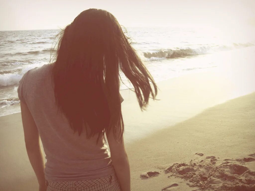 Шатенка со спины. Красивая женщина со спины. Девушка с каштановыми волосами со спины. Девушка со спины. Девушка шатенка со спины.