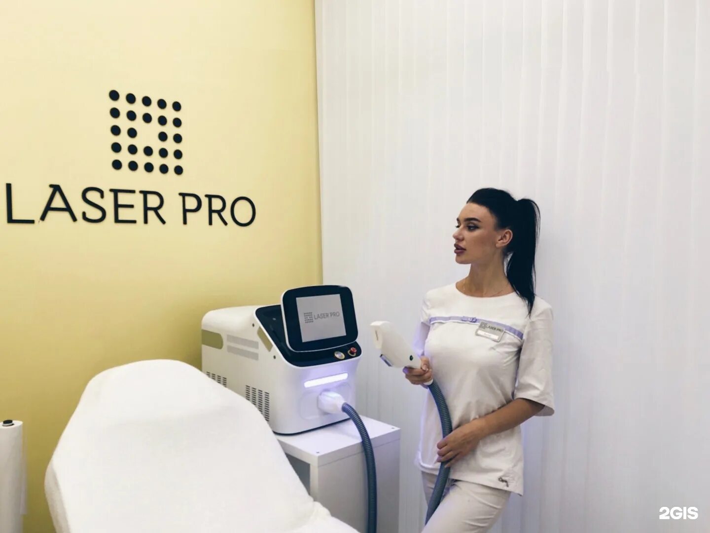 Специалист лазерной эпиляции. Студия лазерной эпиляции. laser pro студия лазерной эпиляции. лазерная эпиляция фотосессия. лазерная эпиляция фотосессия в студии.