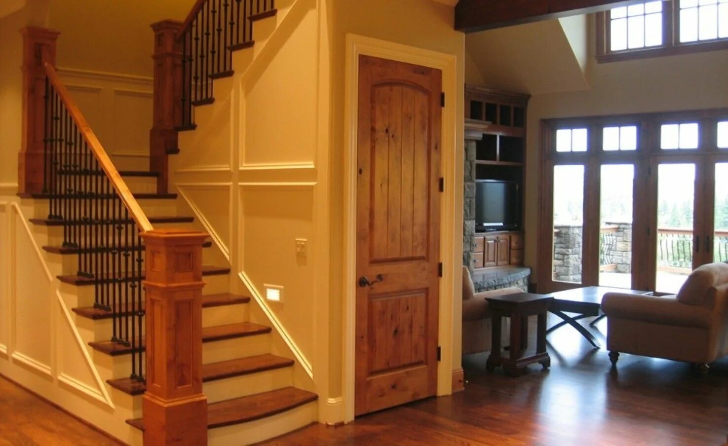 Лестница чуланов. Шкафчики под лестницей. Лестница с кладовкой. Дверь под лестницей. Лестница деревянная.