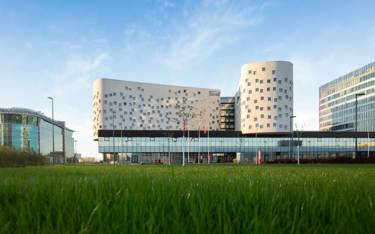 Гостиница плаза воронеж. Зеленая крыша crowne plaza. Стартовая 6 санкт-петербург. Питер аэропорт плаза. Кроун плаза питер.