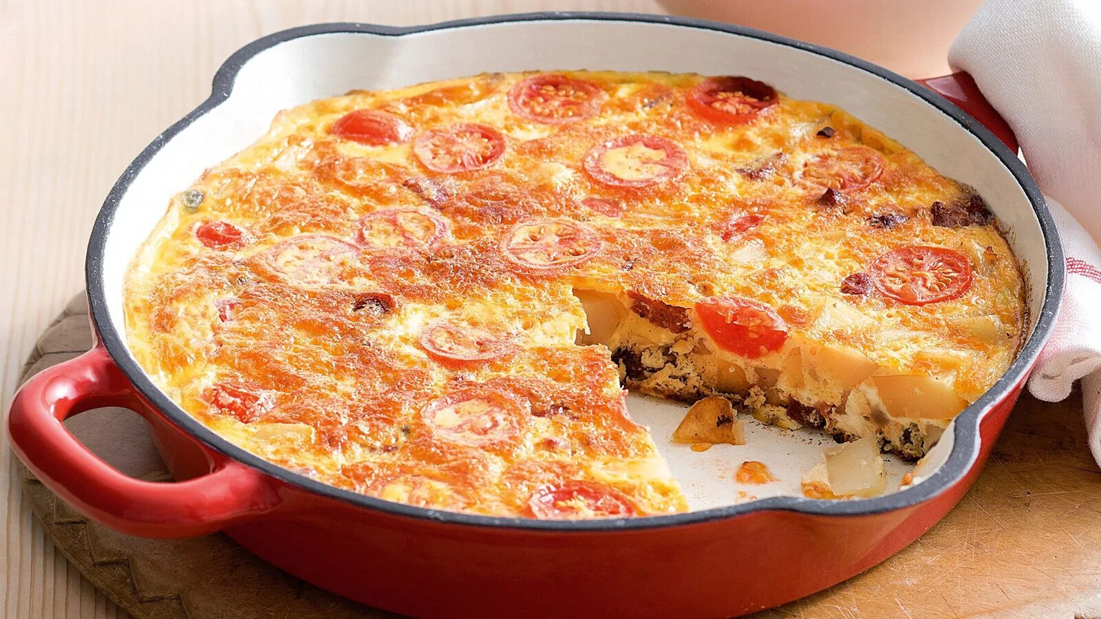 Запеканка из картошки на сковороде. Запеканка творожная с манкой на сковороде. Как сделать запеканку на сковороде. Творожный пирог на сковороде. Яичница с лепешкой на сковороде.