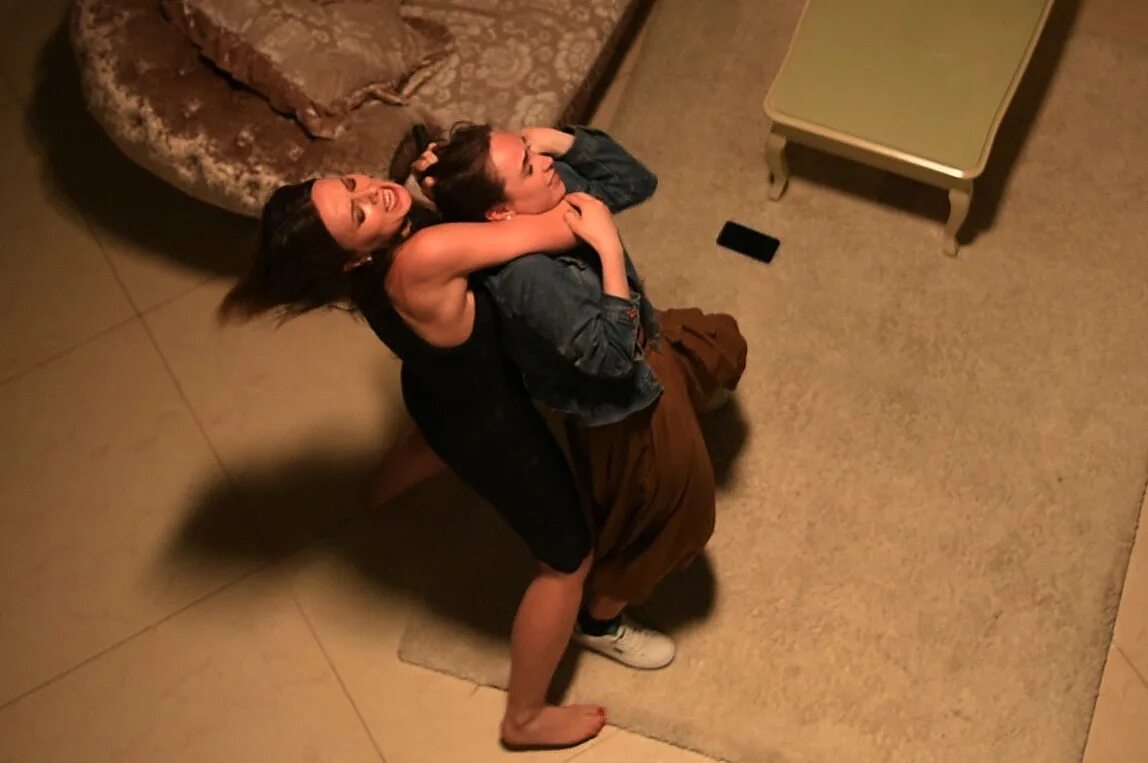 Драка с женой. Мужчина и женщина дерутс. Деспот в семье. Бокс между мужчиной и женщиной. Драка с женой.