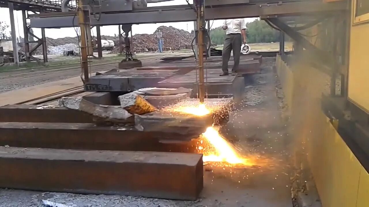 Кислородно флюсовый резак. Установка кислородно-флюсовой резки укфр-3. Резак раф-1-65 для кислородно-флюсовой резки. Сущность кислородной резки металлов. Кислородно флюсовая резка.