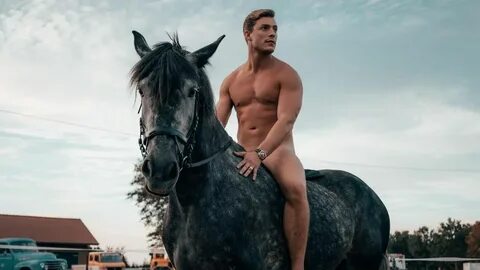 Henrik Stoltenberg posiert komplett nackt auf Pferd.