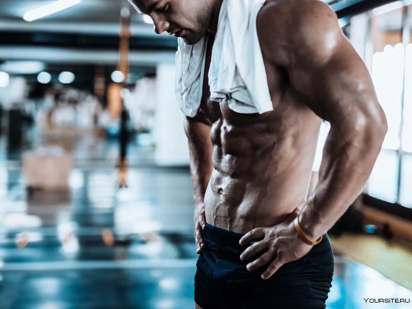 Лучший спорт для мужчины. Мужчина в тренажерном зале. Спортсмен в зале. Триатлон плавание. Спортивные парни.