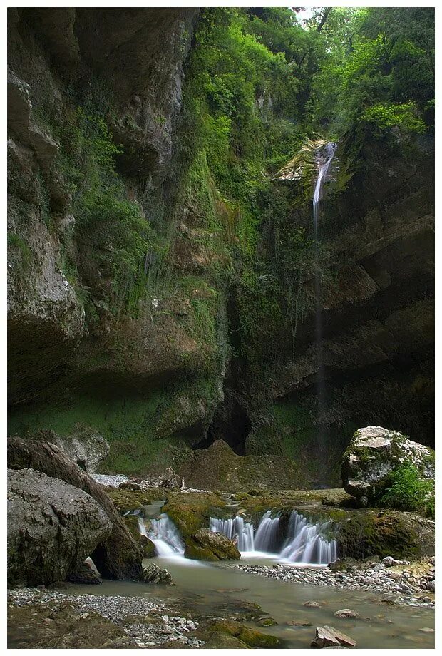 Водопад глубокий яр адлер. Водопад глубокий яр (пасть дракона). Водопад глубокий яр (пасть дракона). Водопад пасть дракона (глубокий яр) сочи. Водопад пасть дракона сочи.
