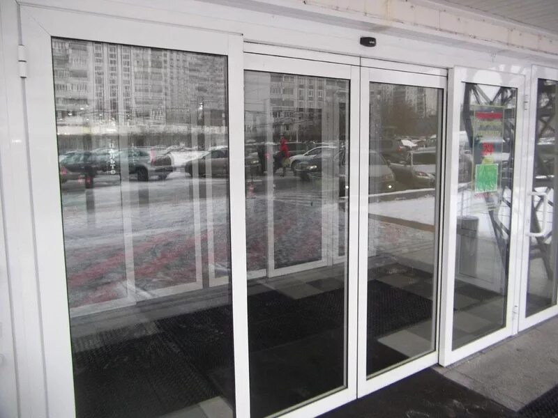 Автоматические раздвижные двери geze. Слайдинг 60 алюминиевый профиль. Раздвижные двери с антипаникой. Автоматические межкомнатные двери. Револьверная дверь.