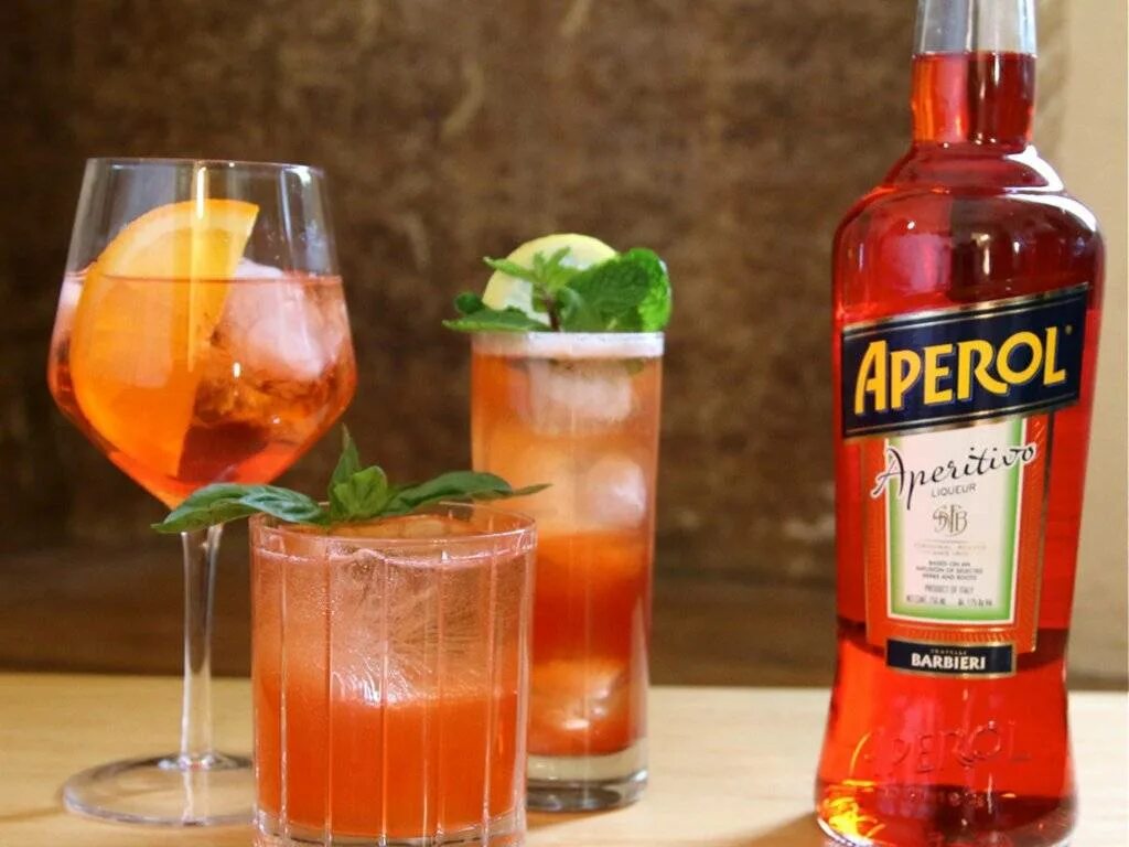 Как пить апероль. Апероль шприц. напиток aperol spritz. апероль спирит коктейль. апероль шприц коктейль.