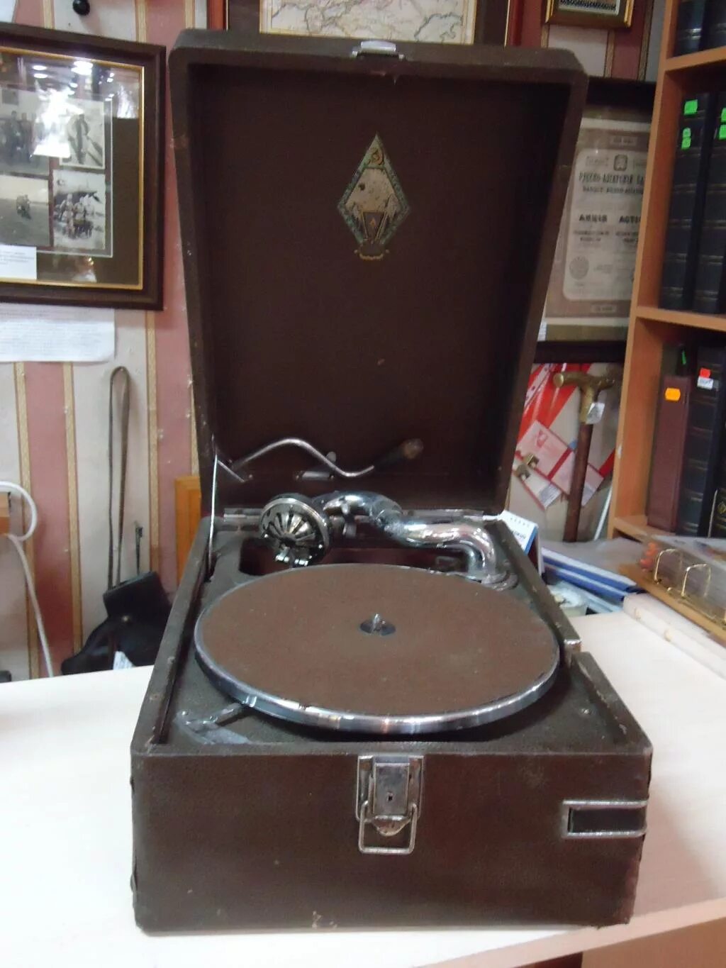 Патефон чемоданчик. Патефон коломенский патефонный. Патефон 1948 года завод имени молотова. Патефон пт-2 "патефонный завод, г. Патефон пт-3 московский патефонный завод.