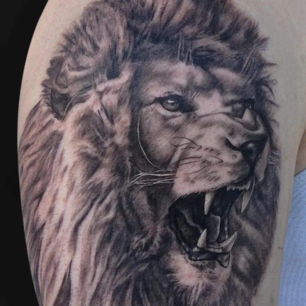 Тату лев. Львиный оскал тату. Тату лев оскаленный. Татуировка оскал льва. Оскал льва тату.