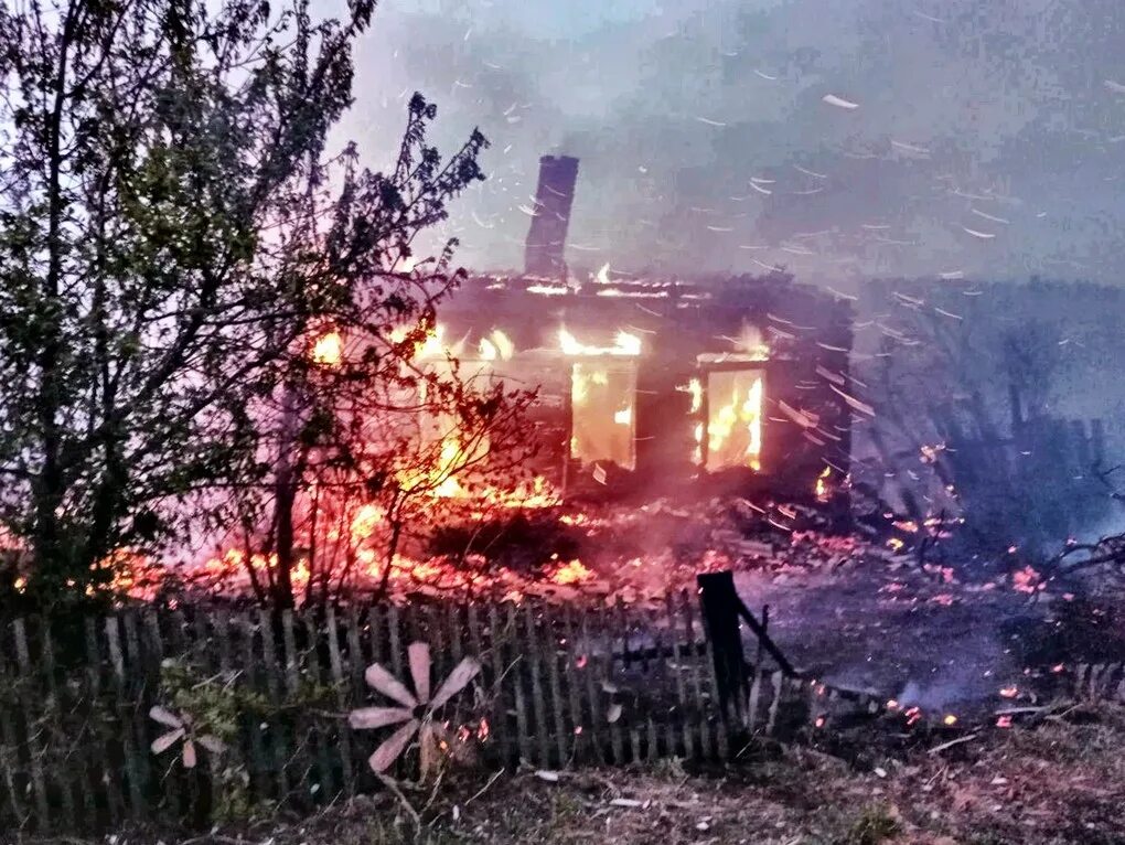 Пожар горел дом в Угдане. Пожар в деревне Игнатьевское. Егоровский район пожар. Пожар в селе Угдан.