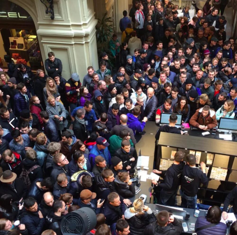 Очередь за айфоном в Москве. Очередь в магазин Apple. Люди стоят в очереди за айфоном. Очередь за новым iphone. Проявить очередь