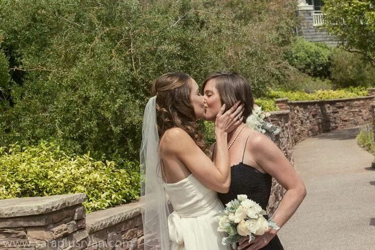 Sarah lesbian. Две невесты. Поцелуй невесты с подружками. Поцелуй двух невест. Невеста целует.