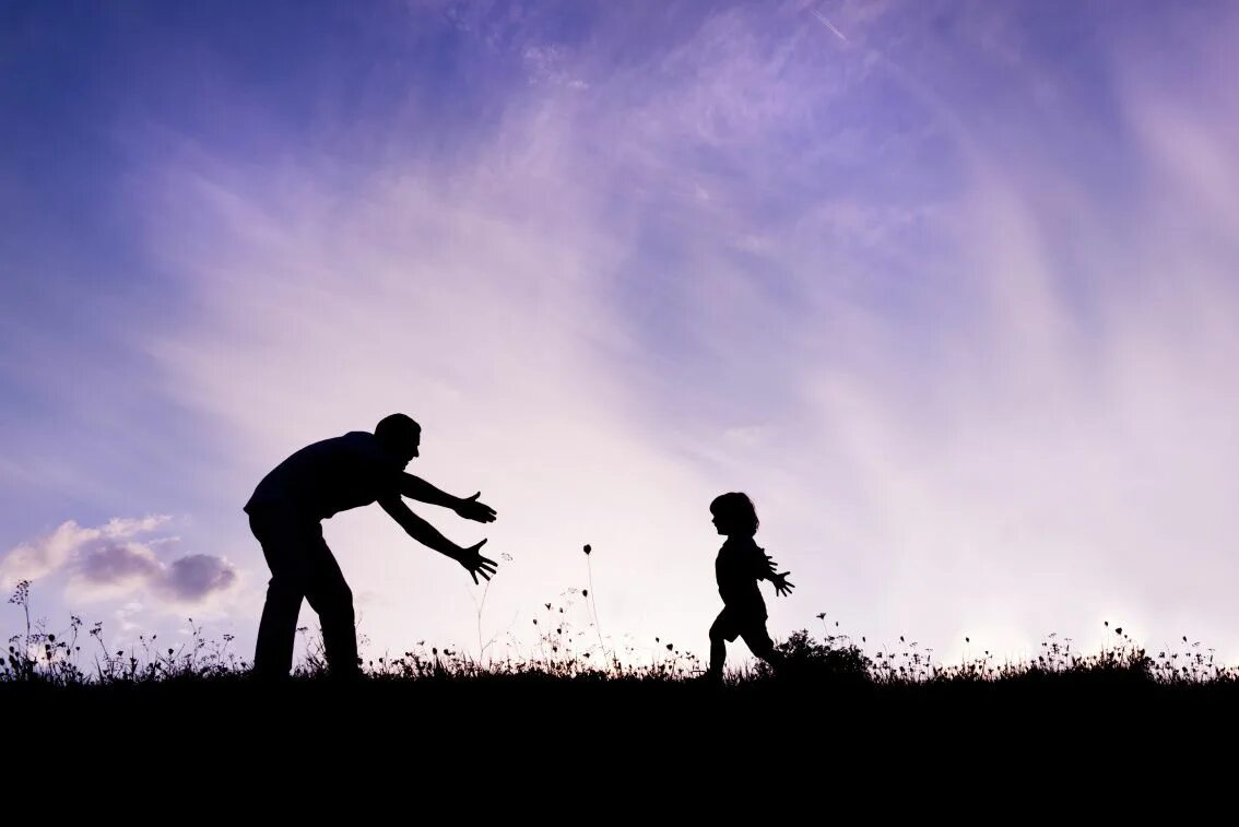 The child are running to the. Отец обои. отец и ребенок обои. father love. обои сын.