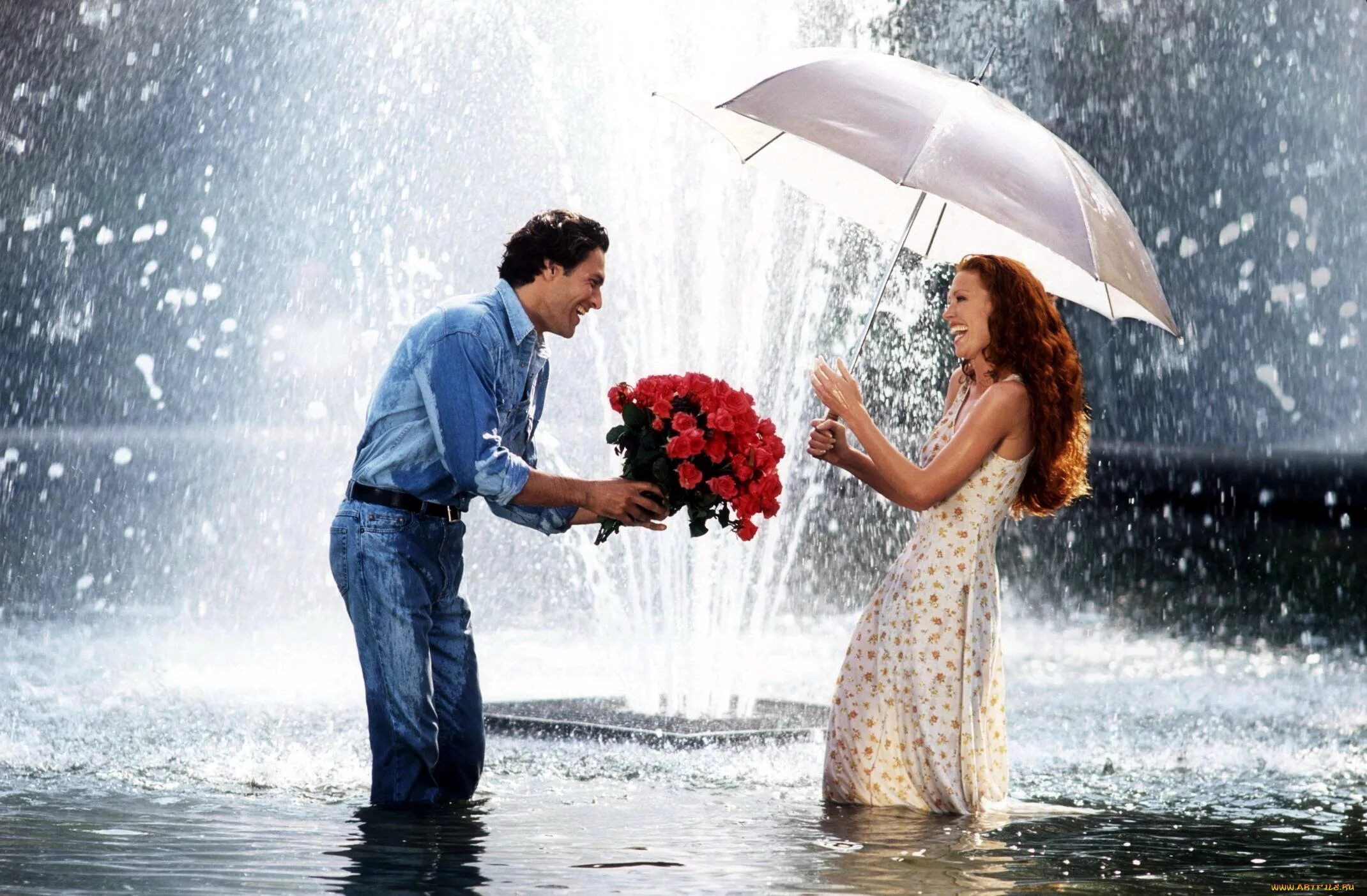Мужчина и женщина под дождем. Романтические поступки. Любовь под дождем. Влюблённые под дождём. Глупые влюбленные