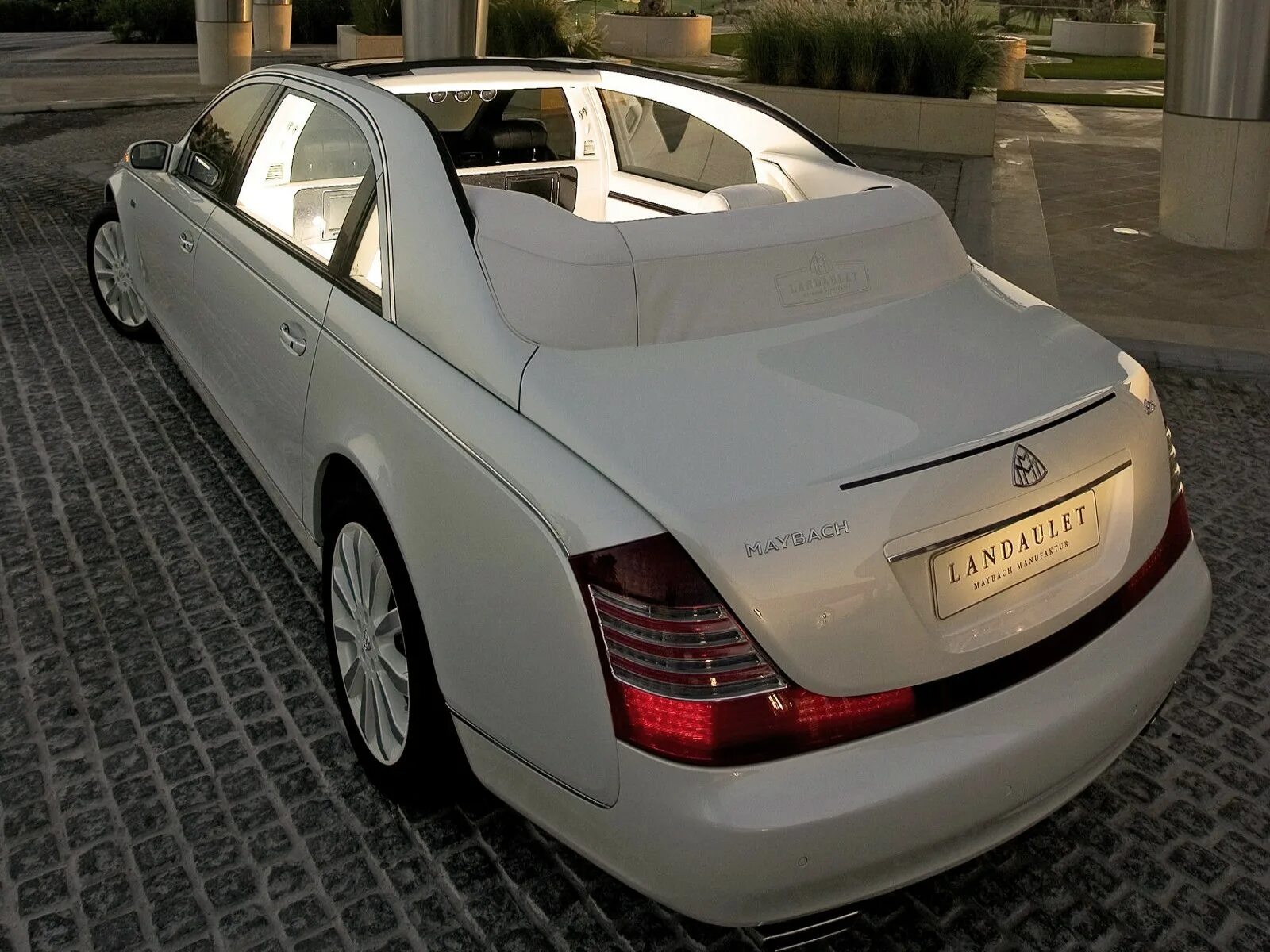 Майбах хамелеон. Maybach 62s Landaulet. Mercedes-Maybach s62. Мерседес Майбах 62. Maybach 62 Landaulet.