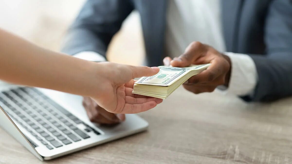 Borrow carry. Фото денег. financial rewards картинка. денежный бонус. borrow money from the bank.
