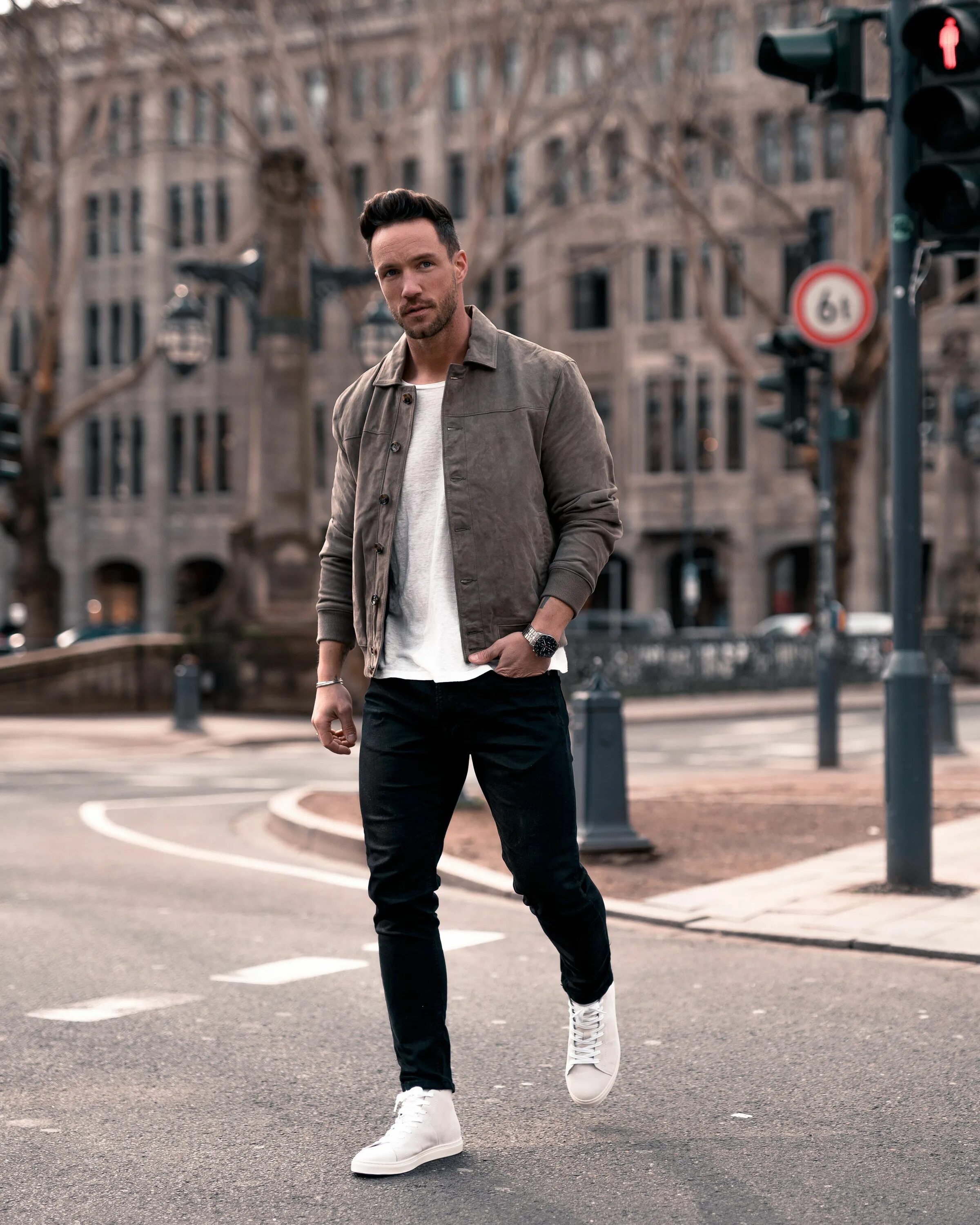 мужской лук черные джинсы. мужской лук в джинсе. менс лоок. чёрная одежда для мужчин. мужские луки черные джинсы.