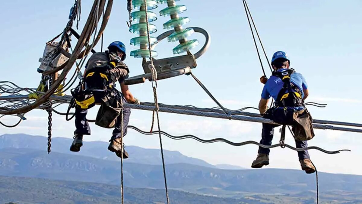 электромонтер контактной сети ржд. профессия электромонтажник. электрик высота работ. электрик на опоре. монтажник линий электропередач.