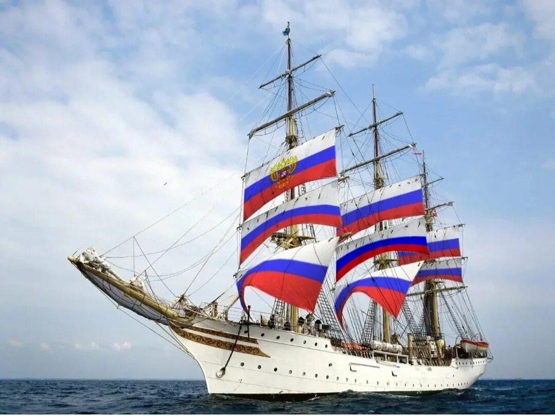 Русский корабль. Флаг на корабле. Русские парусники. Российский флаг на корабле. Флажок на паруснике.