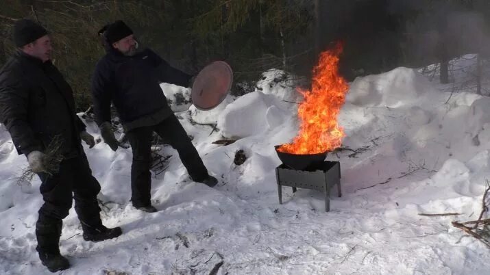 Подсолнечное масло горит. Мчс тушит пожар. Загорелся казан. Пожар в казани. Как обжечь новый казан на костре.