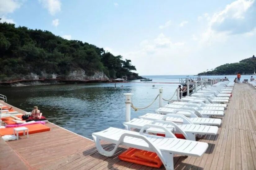 Ada beach. Хейбелиада принцевы острова пляж. бююкада принцевы острова пляжи. остров бююкада стамбул пляжи. aqua green beach heybeliada.