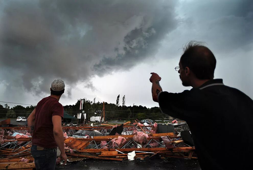 торнадо внутри воронки. разрушенная америка и американские дети. бичеподобный торнадо. земляные торнадо. смерч человечества.