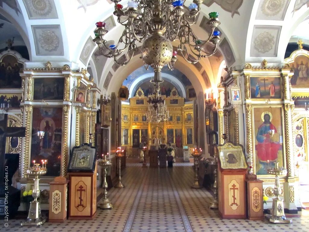 Храм живоначальной троицы на пятницкой 51 расписание богослужений. Церковь троицы живоначальной на пятницком кладбище. Священнослужители храма живоначальной троицы. Троицкий храм на пятницком кладбище. Храм на пятницкой в москве интерьер.