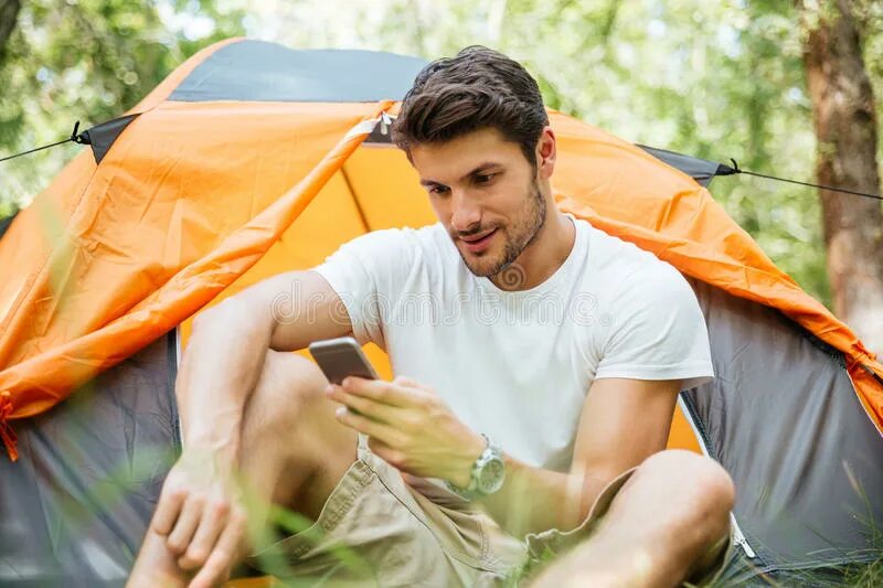 Camping men. Парни в палатке. Мужчина в палатке. Люди в палатке. Туризм мужчина.