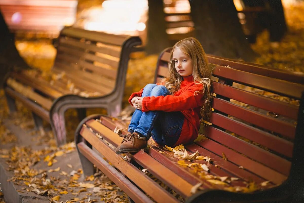 Маленькая девочка где ты была. Дети на скамейке. Арка для девочки. Фотосессия в парке. Девочка в парке.