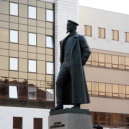 Где находится памятник дзержинского. Где находится памятник дзержинского. Вучетич памятник дзержинскому. Дзержинский памятник спб. Вучетич памятник дзержинскому.
