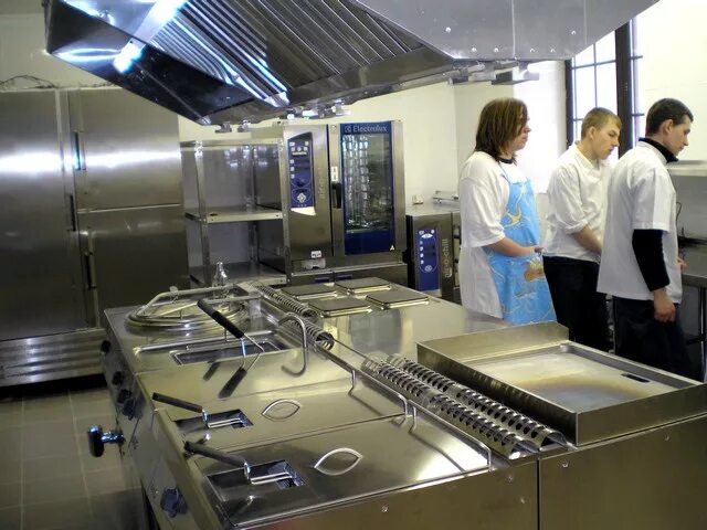 заготовочный цех. заготовочные цехи предприятий общественного питания. оборудование для кухни ресторана. цех общественного питания. оборудование заготовочного цеха.