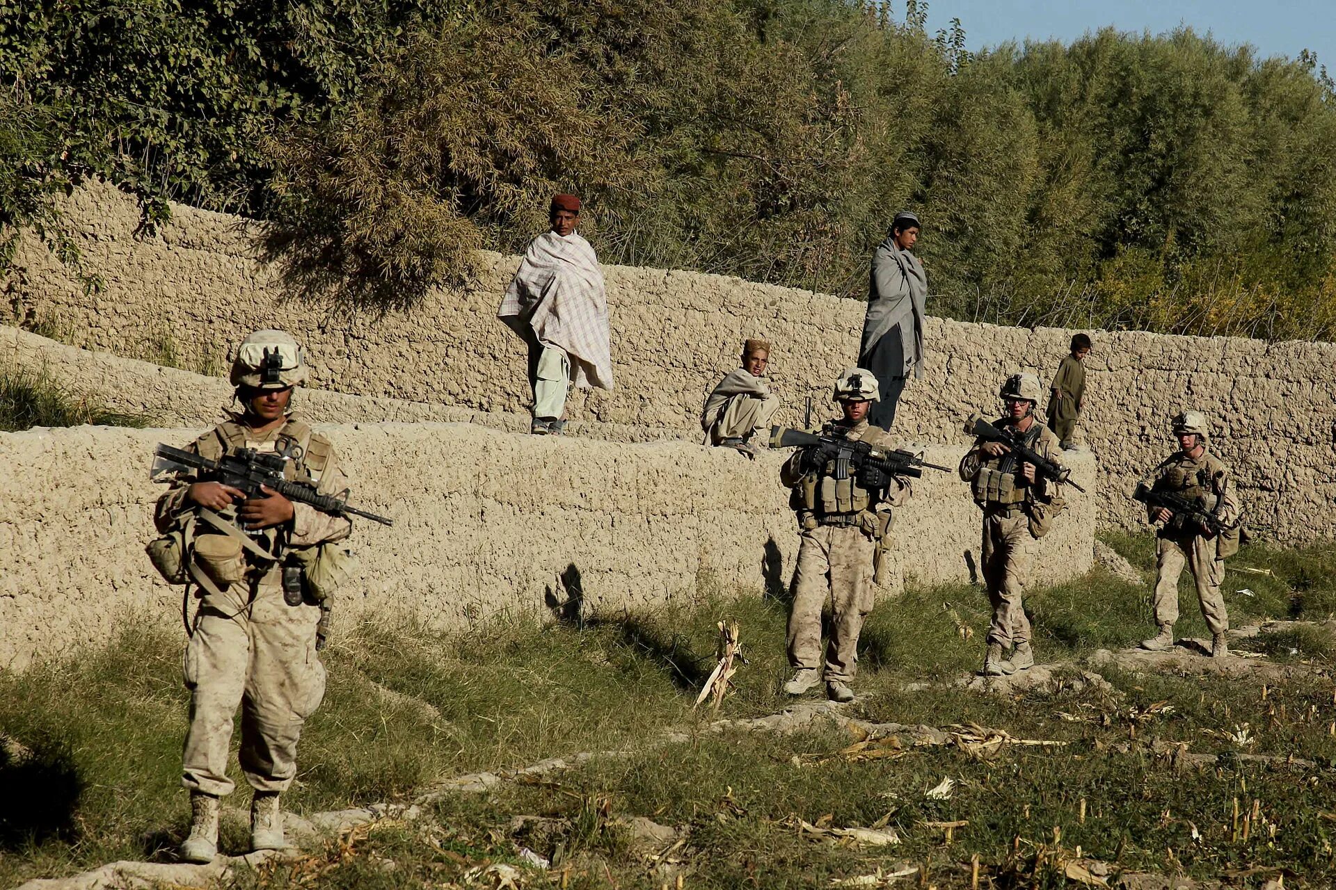 Самая крупная тактическая единица. Морские пехотинцы США В Афганистане. Морская пехота в Афганистане. Американские морпехи в Афганистане. Американские морпехи в Афганистане 2001.
